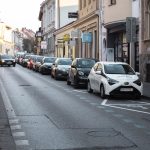 zaparkované autá na ulici