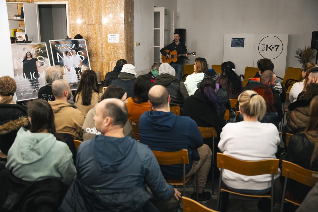 ľudia na stretnutí