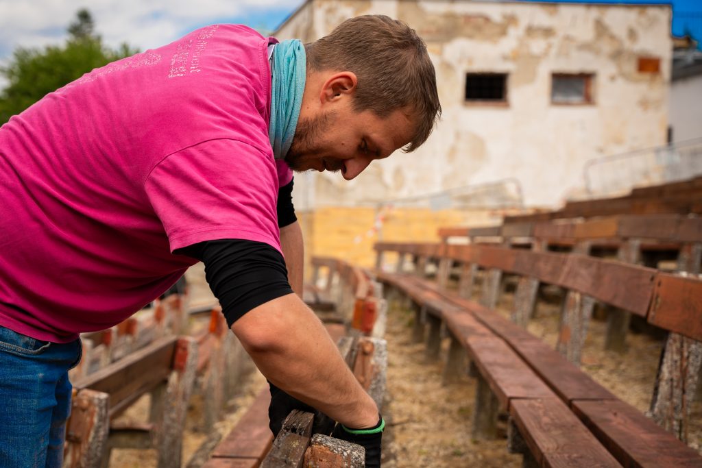 muž opravuje lavičku