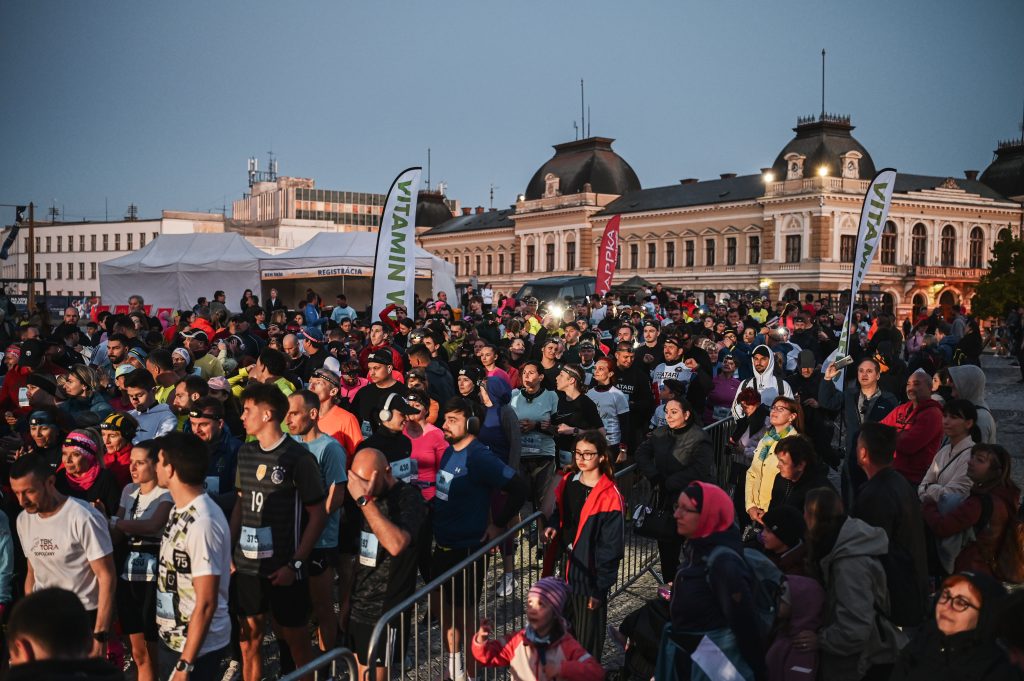 ľudia večer na námestí