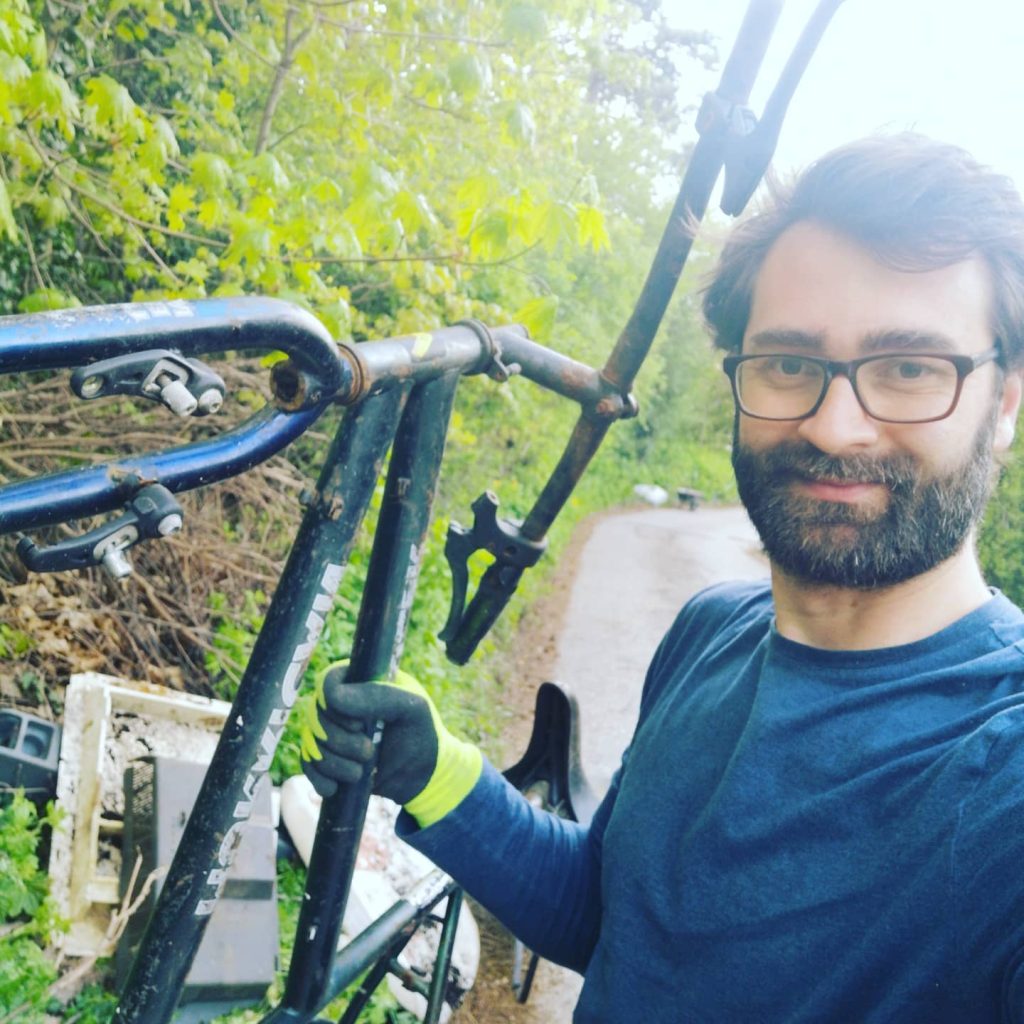 primátor hattas upratuje borinu