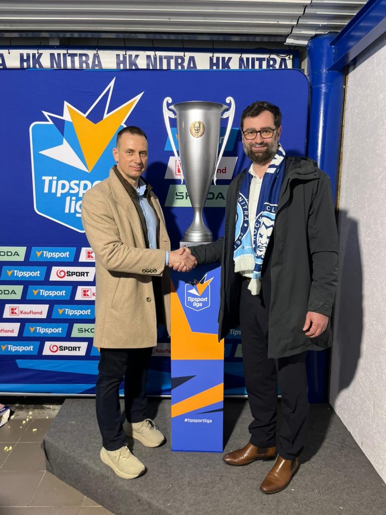 prezident HK Nitra si pred trofejou potriasa rukou s primátorom Nitry Marekom Hattasom